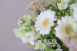 白色花束與自然花材特寫